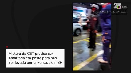 Viatura da CET precisa ser amarrada em poste para não ser levada por enxurrada em SP