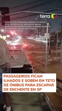 Passageiros ficam ilhados e sobem em teto de ônibus para escapar de enchente em SP #shorts