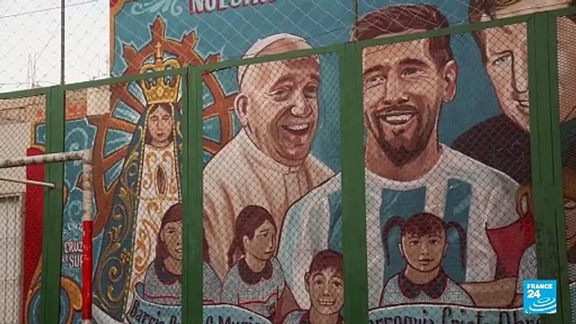 Fieles católicos rezan por la recuperación del papa Francisco