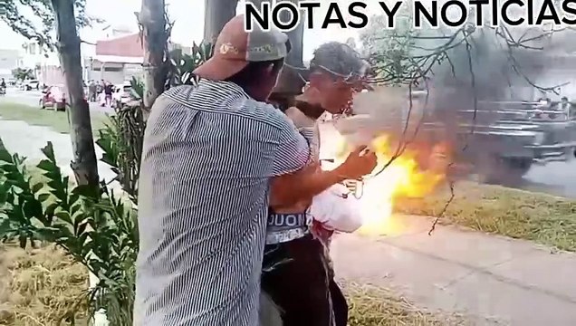 Conductor de un camión que se estaciona en la doble vía Montero Guabira le sustrajeron su billetera y documentos y grita ayuda, auxilio los mototaxistas y otros conductores lo persiguieron y logran capturar a uno