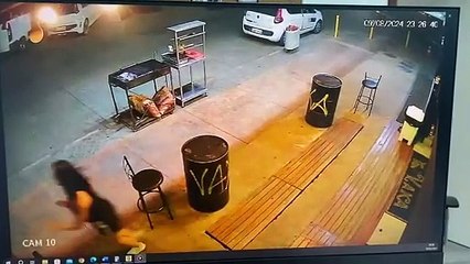 Homem é flagrado apontando arma para hamburgueria em Ceilândia