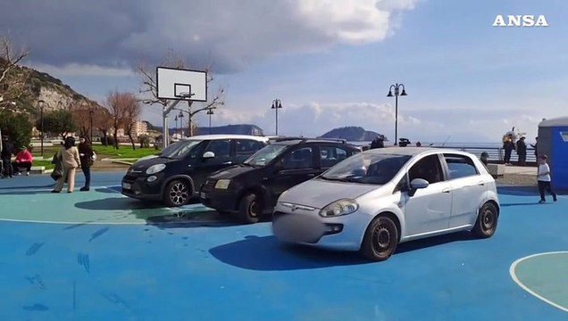 Pozzuoli, cittadini si rifugiano sul lungomare dopo lo sciame sismico