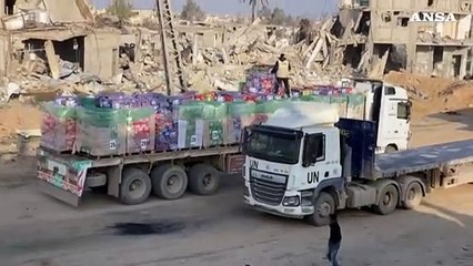 Gaza, camion vuoti si dirigono al valico di frontiera con Israele