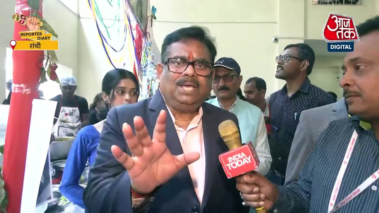 रांची के श्यामा प्रसाद मुखर्जी विश्वविद्यालय में लगा फूड फेस्ट, छात्रों ने जमकर उठाया लुत्फ