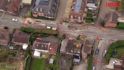 Londra, una voragine si apre sulla strada principale a Godstone