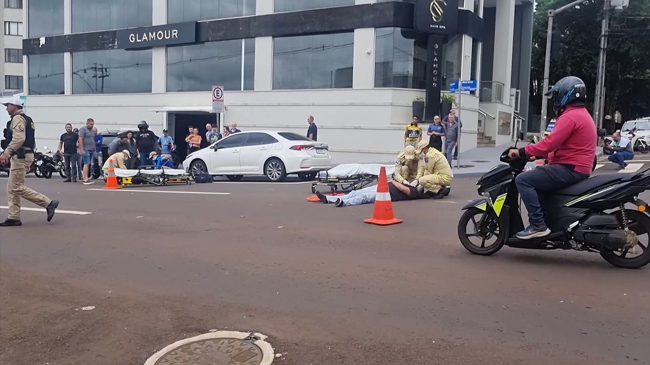 Acidente entre Civic e duas motos deixa motociclistas feridos na Rua Minais Gerais
