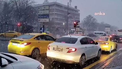 Ankara'da 'beyaz' alarm! Cadde ve sokaklar karla kaplandı
