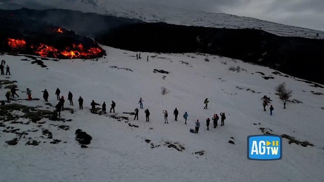 Etna, sciatori e curiosi vicino alla colata nonostante i divieti. Il soccorso alpino: «Turisti in ipotermia, siamo costretti a denunciare»