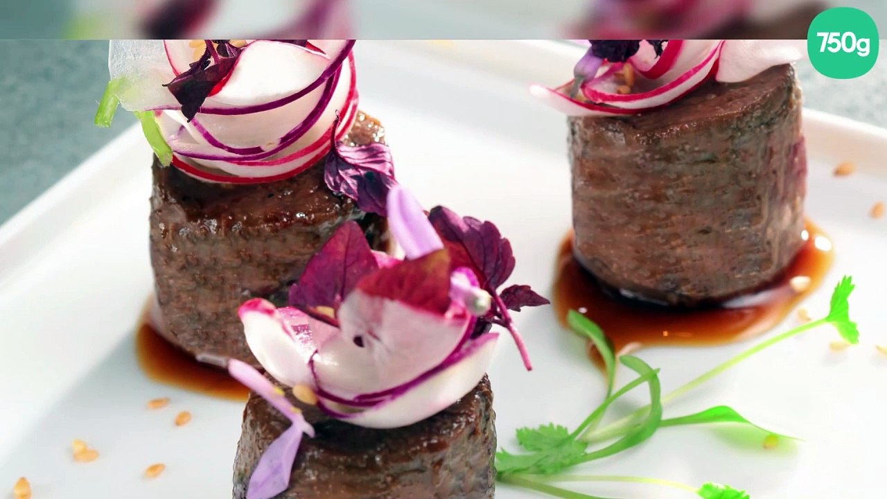 Filet de rumsteck juste saisi et glacé au soja, copeaux de légumes aux herbes fraiches et sésame