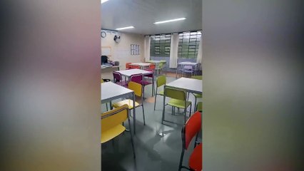 Chuva provoca alagamento em escola de Curitiba