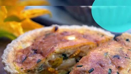 Petites tourtes d'épeautre aux fleurs de courgettes, oignons nouveaux et fromage de brebis