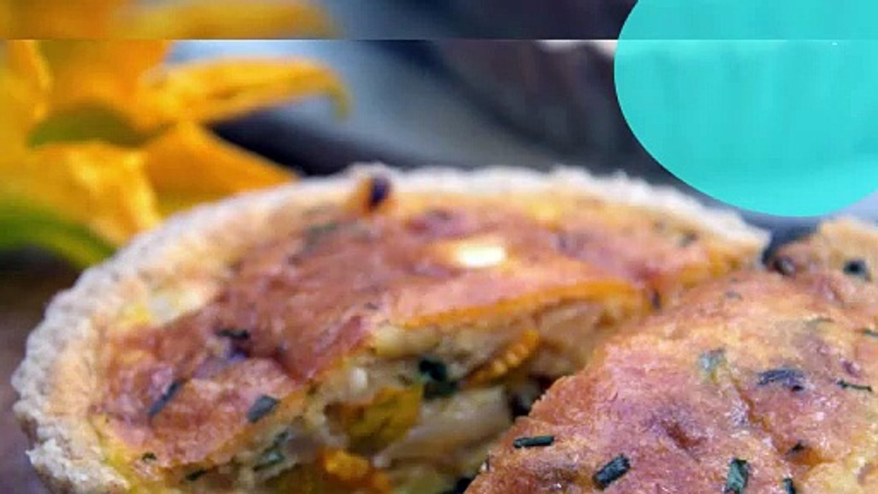 Petites tourtes d'épeautre aux fleurs de courgettes, oignons nouveaux et fromage de brebis