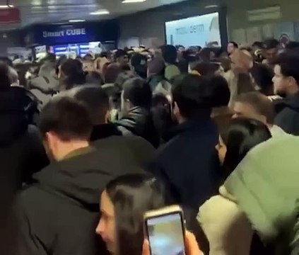 Metro ve metrobüs duraklarında yoğunluk