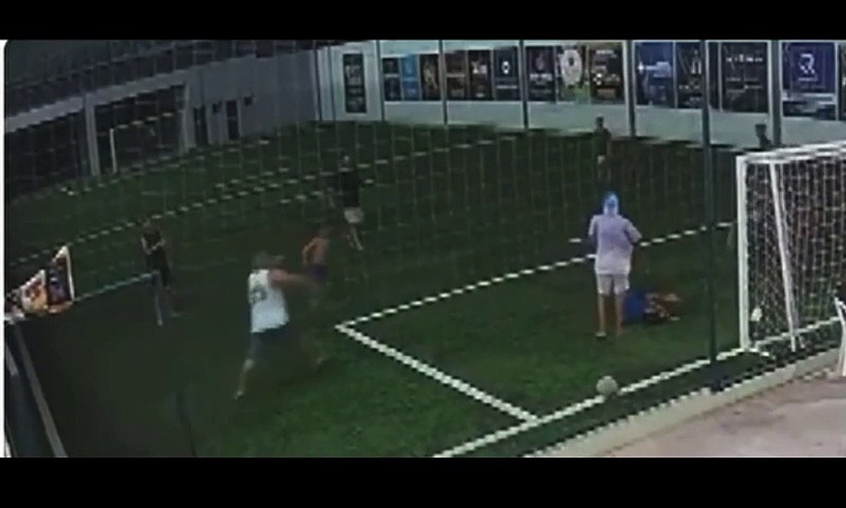 Homem invade campo de futebol e dá voadora em criança de 10 anos; veja vídeo