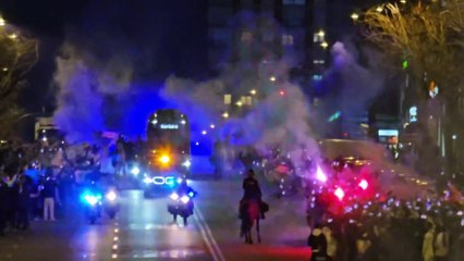 Espectacular recibimiento al Real Madrid: ¡el humo de las bengalas hace desaparecer el bus!