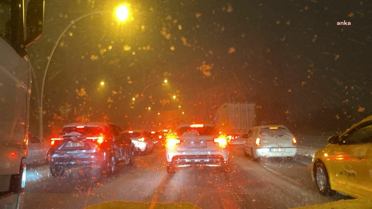 Ankara’da yoğun kar yağışı etkili oldu; araçlar yolda kaldı