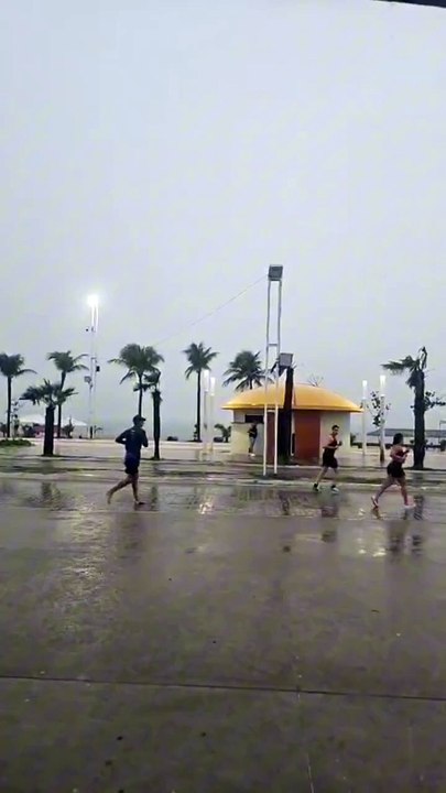 prédio é atingido por descarga elétrica em Fortaleza