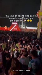 Famoso por ganhar calcinhas no palco, Nattan ganha novo presente inusitado durante show; saiba o que