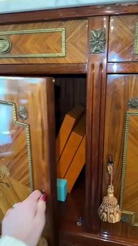 Elle achète un meuble d'occasion et découvre un trésor oublié à l'intérieur