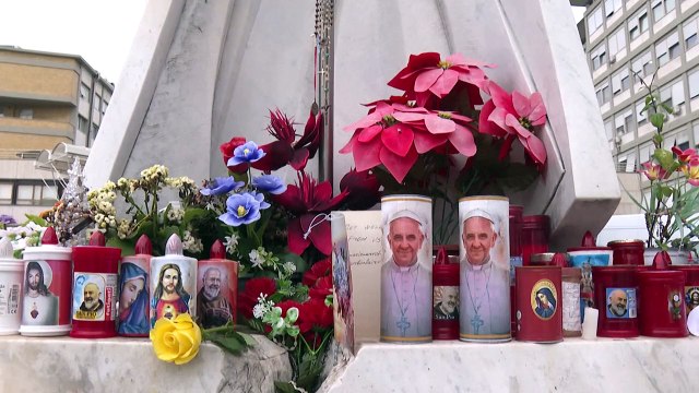 El papa Francisco, hospitalizado por una neumonía, muestra una leve mejoría