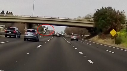 Graban el brutal accidente de un coche tras caer desde un paso elevado