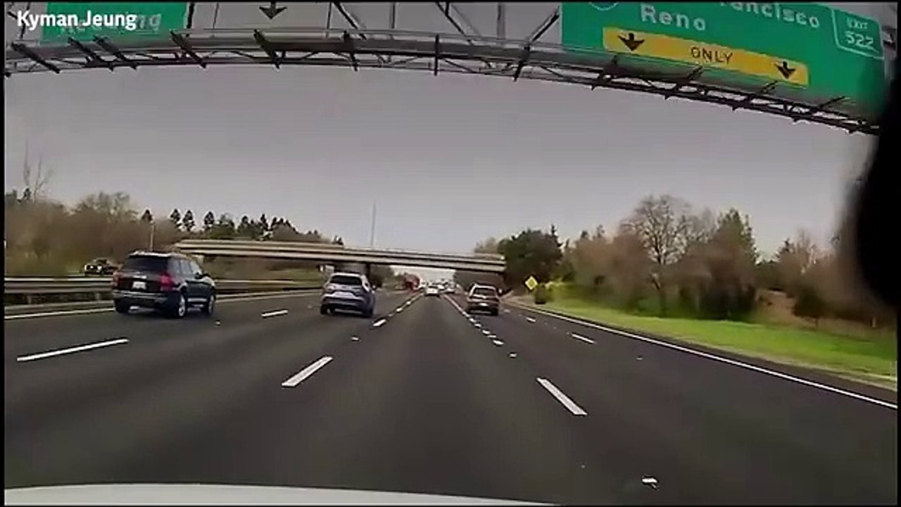 Car flies off overpass, crashes onto California freeway - video Dailymotion