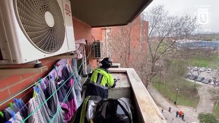 Rescatan una cabra que se encontraban en el balcón de un edificio en España