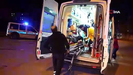 Kavşakta çarpışan 2 otomobil hurdaya döndü: 3 yaralı