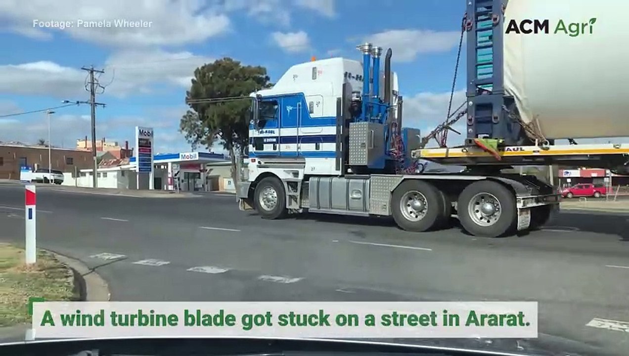 Wind turbine blade gets stuck on street in Ararat