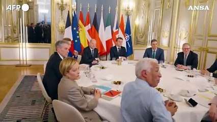 Vertice sull'Ucraina all'Eliseo, l'affettuoso commiato fra Macron e Meloni