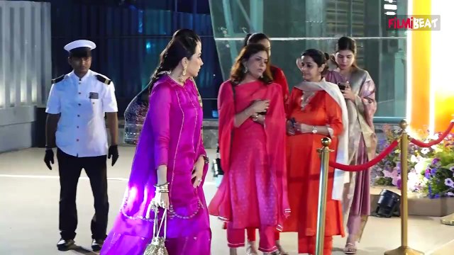 Kareena Kapoor और Karisma Kapoor ने सज धजकर भाई Aadar jain की मेहंदी में लगाए चार चांद !