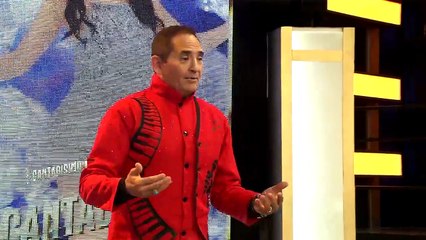 Anel deslumbra con entallado vestido rojo