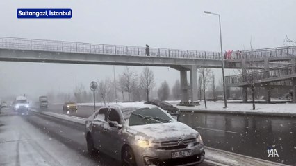 İstanbul'un bazı bölgelerinde kar yağışı etkisini artırdı