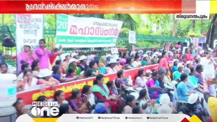 ഞങ്ങളെ ഊറ്റിയെടുത്ത് തെരുവിലേക്ക് വലിച്ചെറിയാതെ ആനുകൂല്യം തരണം; കത്തിപ്പടർന്ന് ആശാ വർക്കർമാരുടെ സമരം