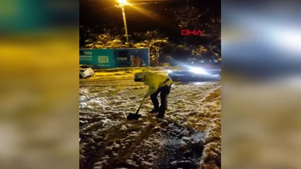 Polis ekiplerinin karla mücadelesi; kürekle yol açıp araçları ittiler