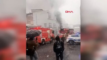 Beyoğlu’nda 3 katlı binada çıkan yangın