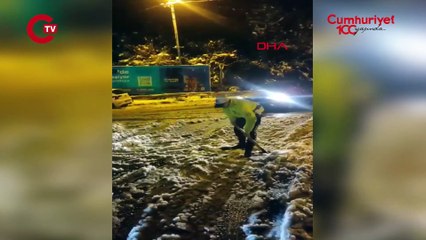 İstanbul’da karla mücadele Polis kürekle yol açtı, araçları kurtardı