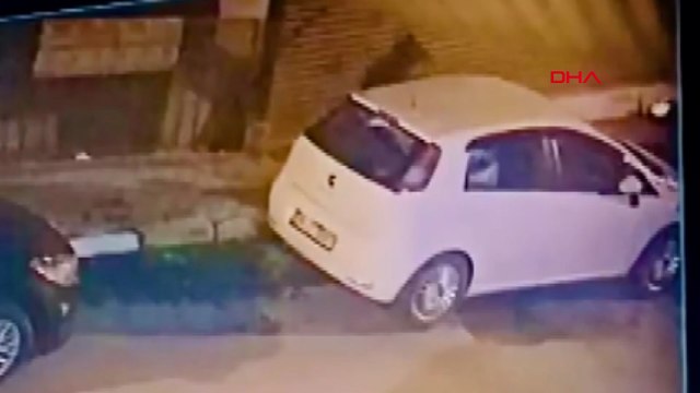 Avcılar’da otomobilden 50 bin liralık hırsızlık kamerada