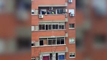 El vídeo del rescate de una cabra posada en la ventana de un quinto