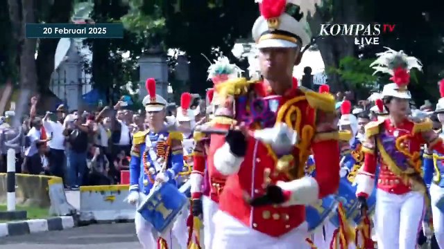 Momen Baris-Berbaris Kepala Daerah! Tampil Kompak Jalan dari Monas ke Istana Negara