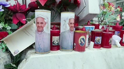 El papa está "estable" y presenta "una ligera mejoría" en su sexto día de hospitalización