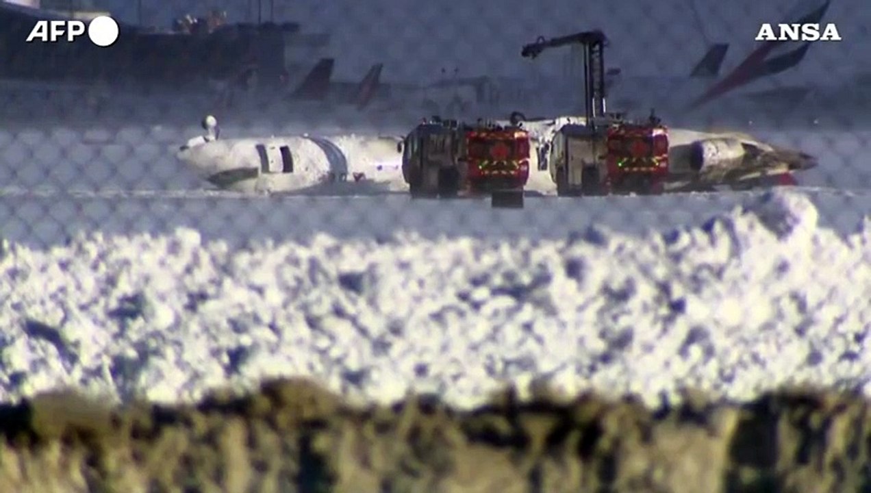 Aereo si capovolge in fase di atterraggio a Toronto, almeno 18 feriti