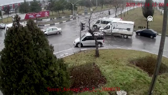 Kütahya'da otomobilin çarptığı ambulansın devrildiği kaza kamerada