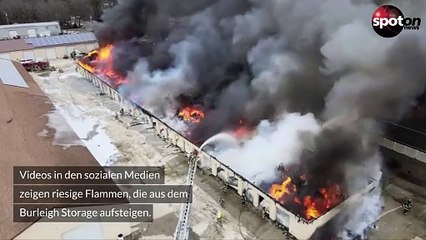 Großbrand wütet in Lagerkomplex - schon 50 Hallen zerstört