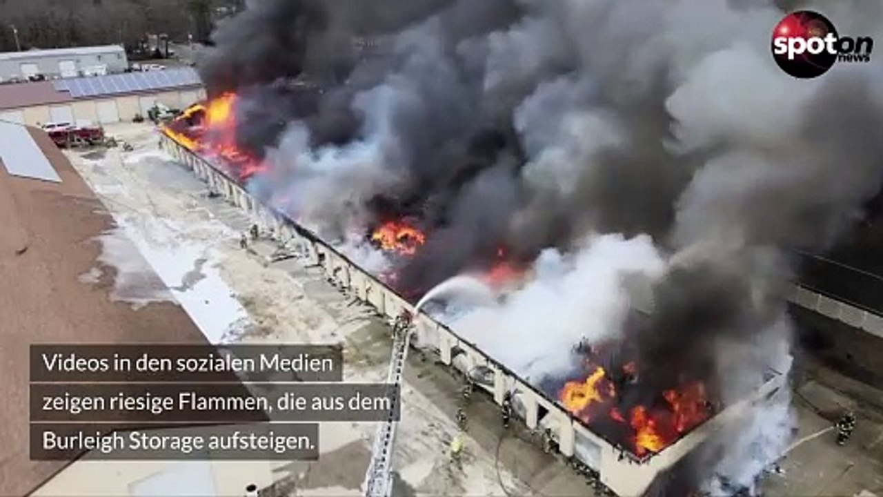Großbrand wütet in Lagerkomplex - schon 50 Hallen zerstört