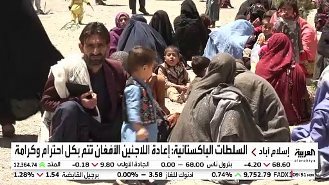 عودة التوتر بين الجارين.. كابل تتهم إسلام أباد بإساءة معاملة اللاجئين الأفغان