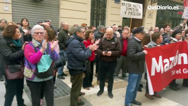 Manifestación de las víctimas de la DANA ante las Corts Valencianes exigiendo la dimisión de Mazón