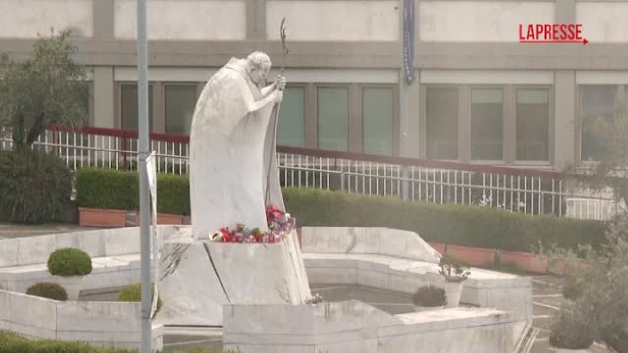 Papa Francesco, settimo giorno di ricovero per Bergoglio: le immagini dal «Gemelli»