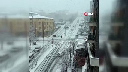 Pendik’te karlı yolda kontrolden çıkan kamyon yokuş aşağı kaydı