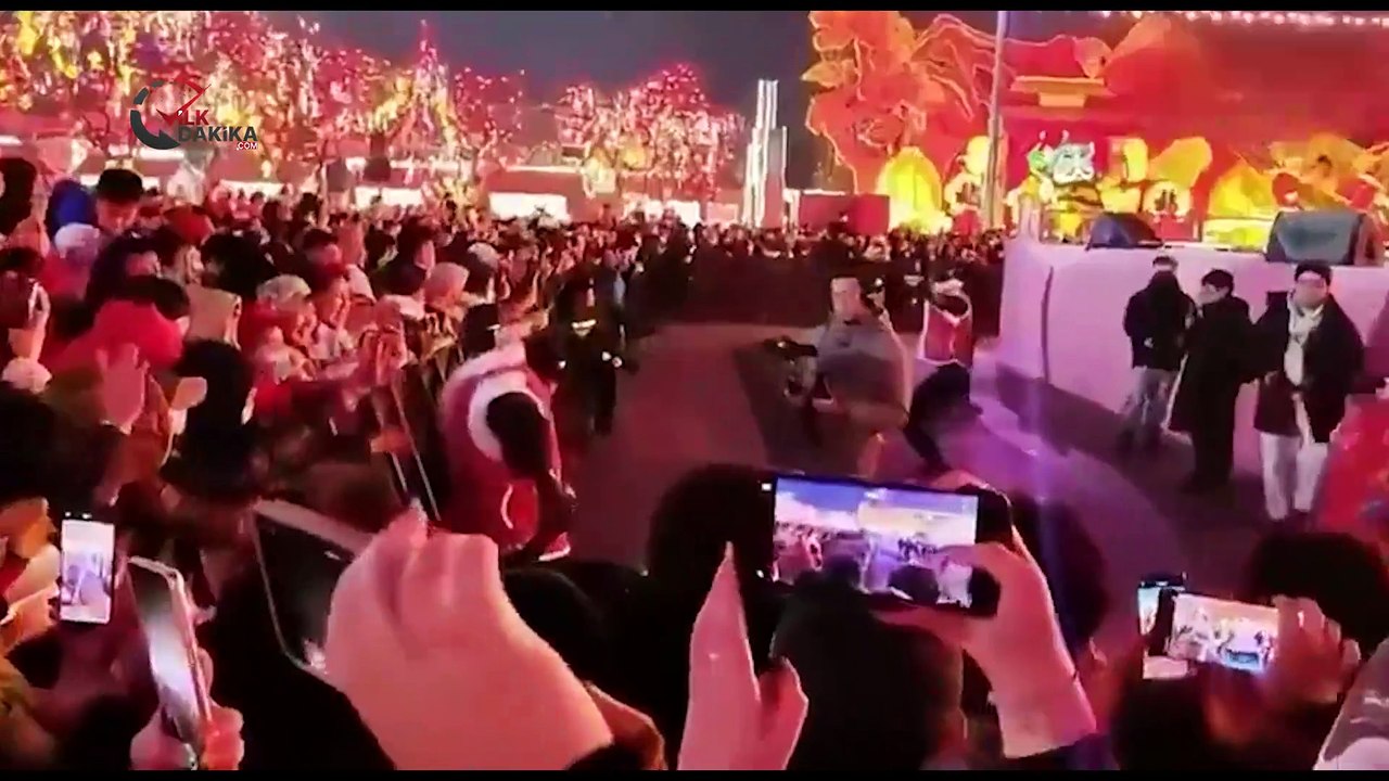 Çin’de Robot Çıldırdı: "Ben de Kafa Atabilirim!"